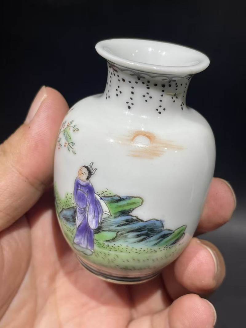 民国粉彩人物纹小瓶 - 图6