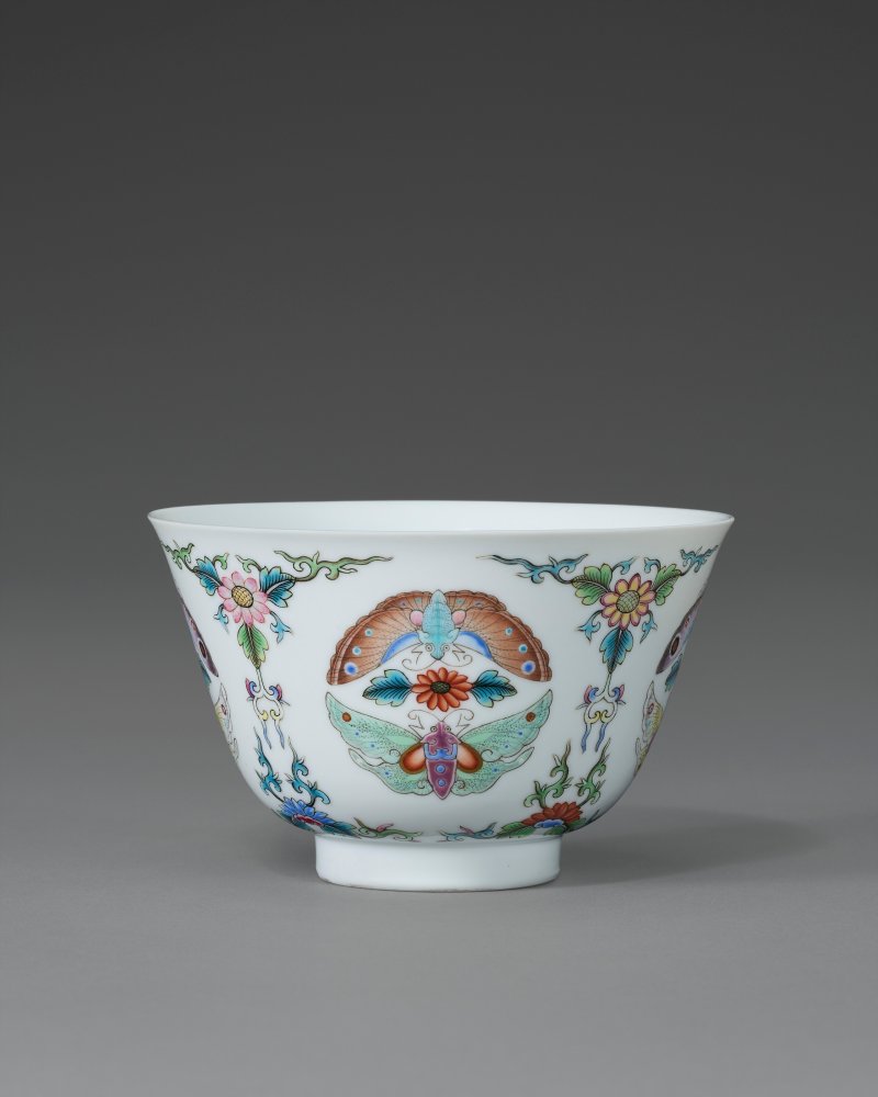 清乾隆 粉彩團蝶紋盌 六字篆書款  QIANLONG SEAL MARK IN UNDERGLAZE BLUE AND OF THE PERIOD (1736-1795) - 图4