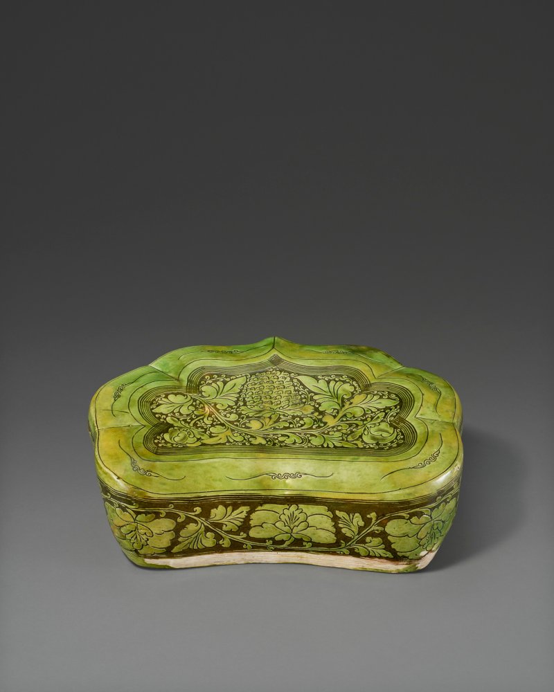 宋/金 磁州窯綠釉花卉紋如意形枕  SONG-JIN DYNASTY (AD 960-1234)