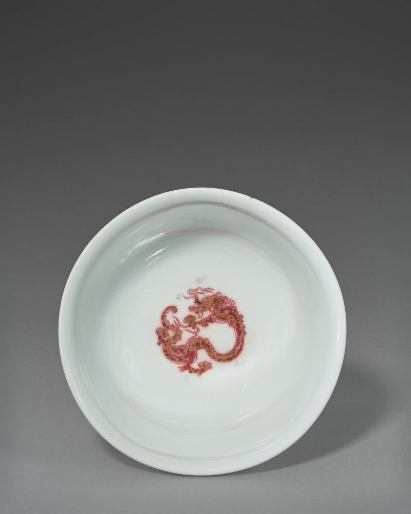 清康熙 釉裏紅團龍紋盌 雙圈六字楷書款  KANGXI SIX-CHARACTER MARK IN UNDERGLAZE BLUE WITHIN A DOUBLE CIRCLE AND OF THE PERIOD (1662-1722) - 图4