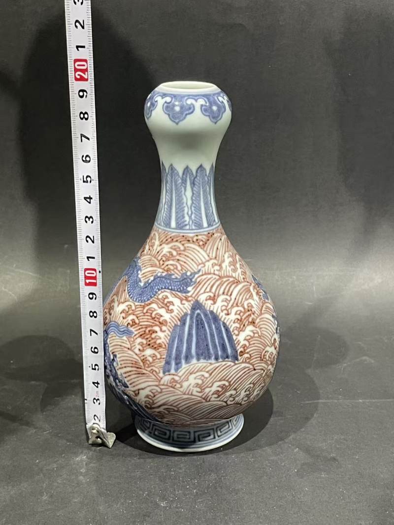 青花釉里红海水龙纹蒜头瓶 - 图10
