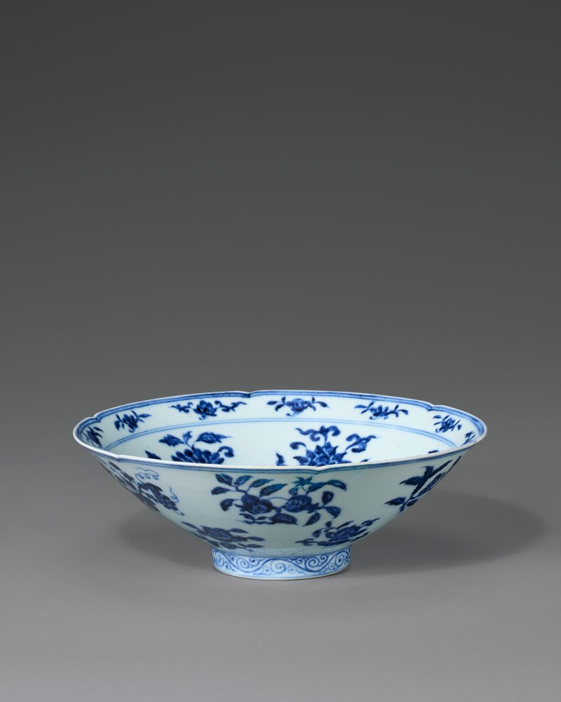明宣德 青花花果紋花口盌 雙圈六字楷書款  XUANDE SIX-CHARACTER MARK IN UNDERGLAZE BLUE WITHIN A DOUBLE CIRCLE AND OF THE PERIOD (1426-1435) - 图1