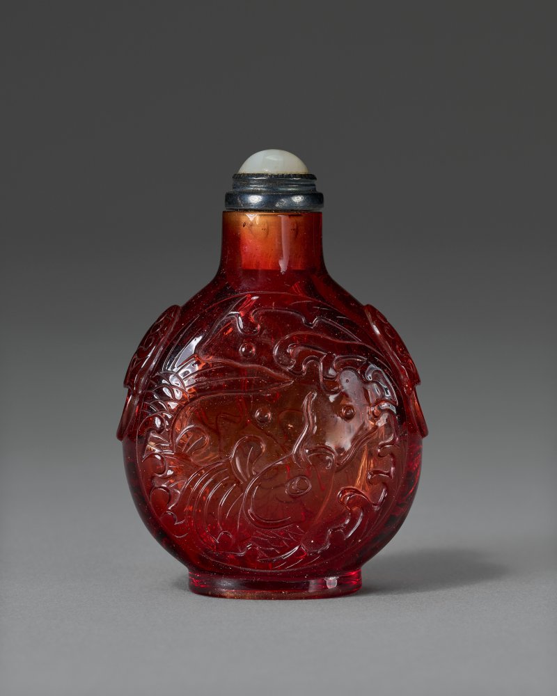 1730-1780年 或為御製 紅玻璃雕鯉躍龍門鼻煙壺  POSSIBLY IMPERIAL, POSSIBLY PALACE WORKSHOPS, BEIJING, 1730-1780 - 图2