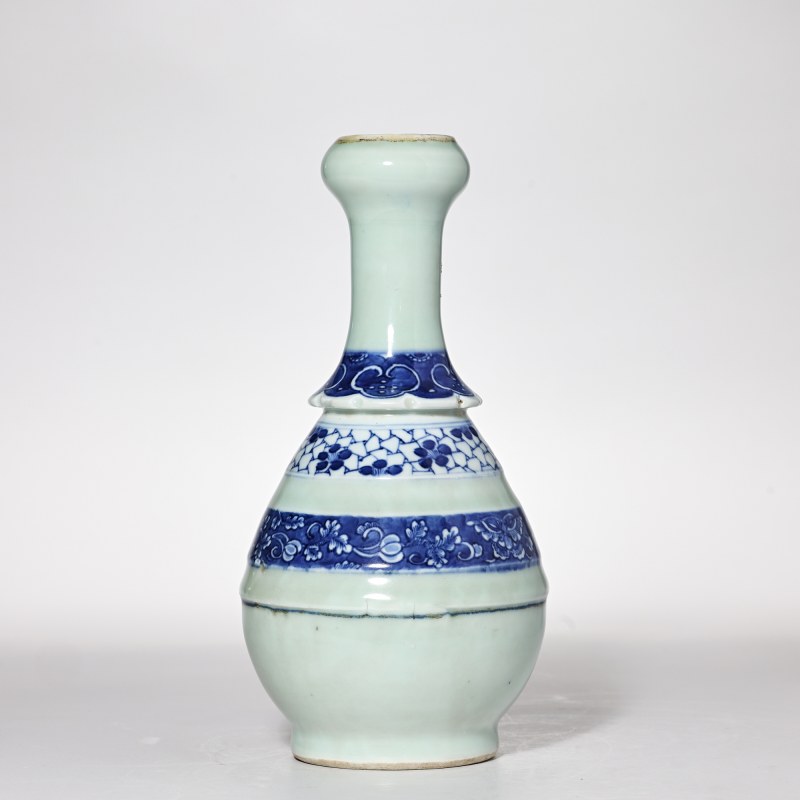 清中期 豆青釉青花花卉纹蒜头瓶 - 图1