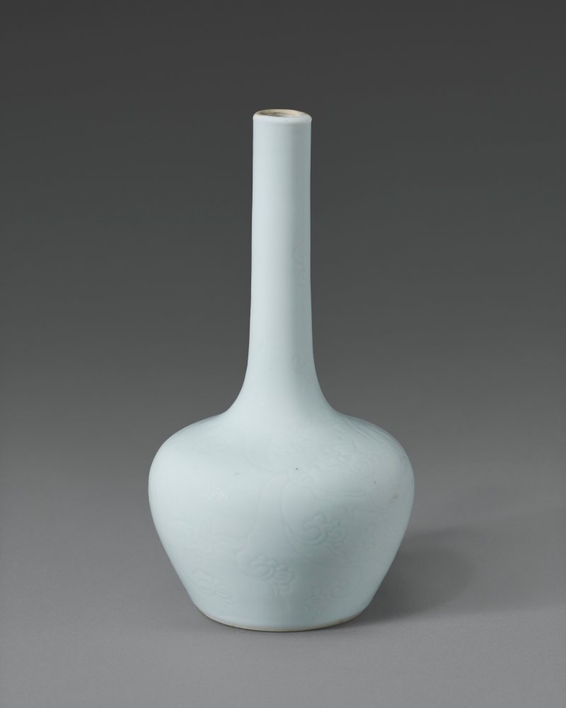 清雍正 白釉暗花螭龍紋小長頸瓶 雙圈六字楷書款  YONGZHENG SIX-CHARACTER MARK IN UNDERGLAZE BLUE WITHIN A DOUBLE CIRCLE AND OF THE PERIOD (1723-1735) - 图2