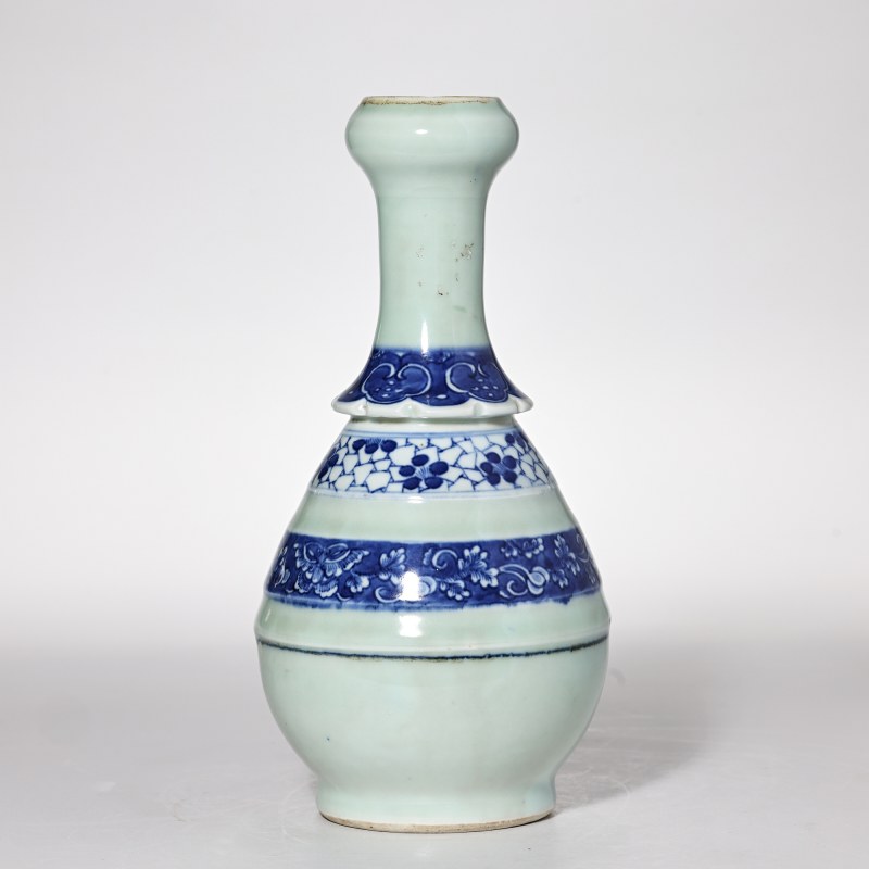 清中期 豆青釉青花花卉纹蒜头瓶 - 图2