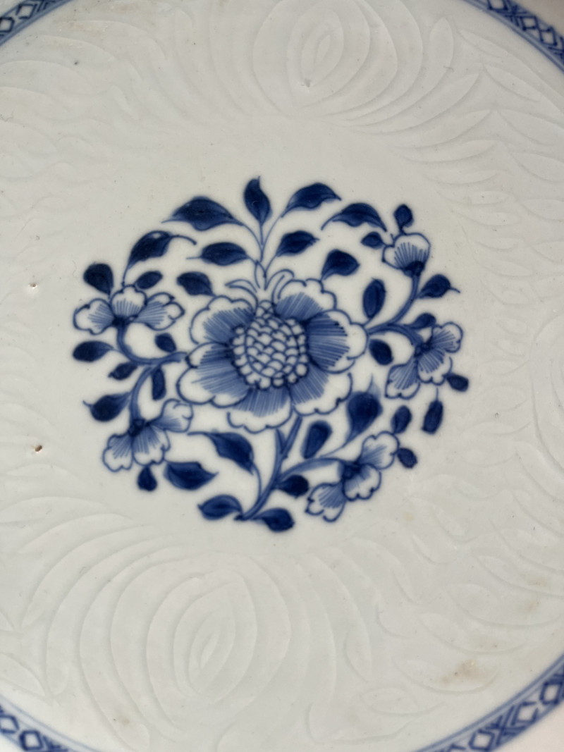 清 康熙青花暗刻花卉纹折沿盘 - 图4