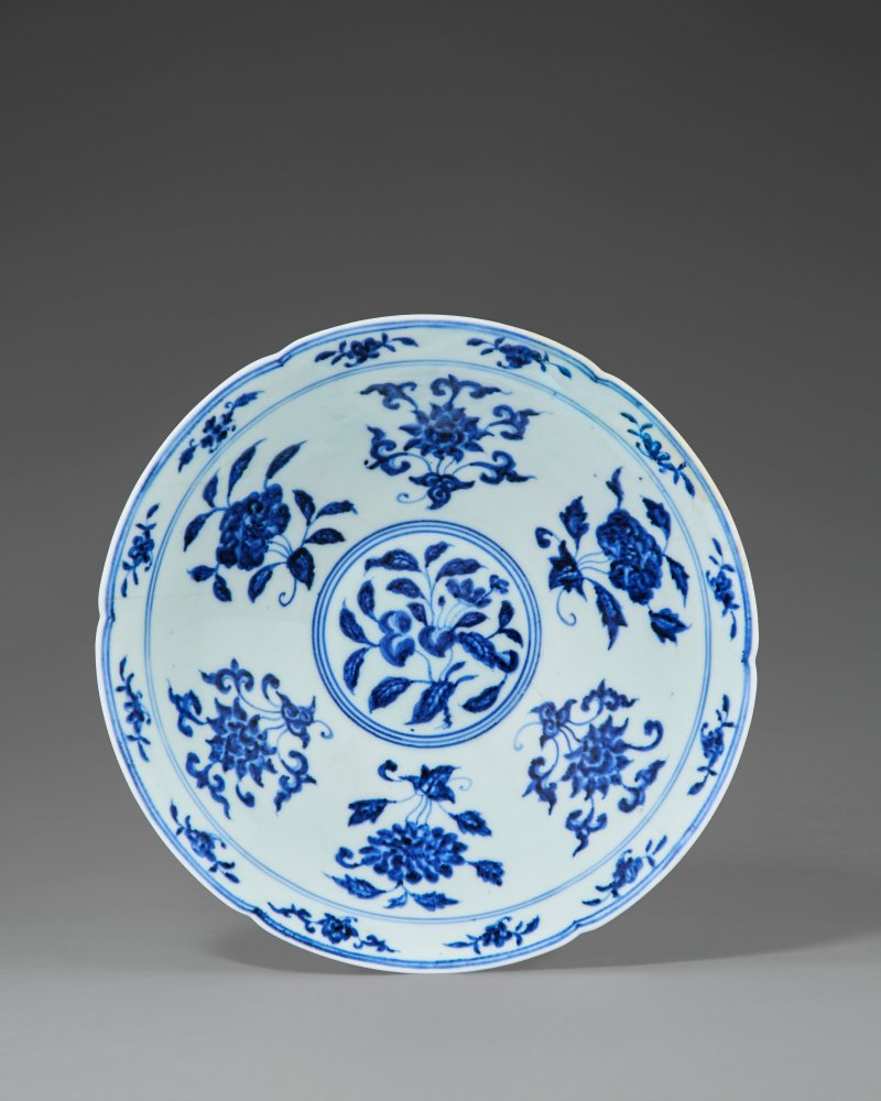 明宣德 青花花果紋花口盌 雙圈六字楷書款  XUANDE SIX-CHARACTER MARK IN UNDERGLAZE BLUE WITHIN A DOUBLE CIRCLE AND OF THE PERIOD (1426-1435) - 图2
