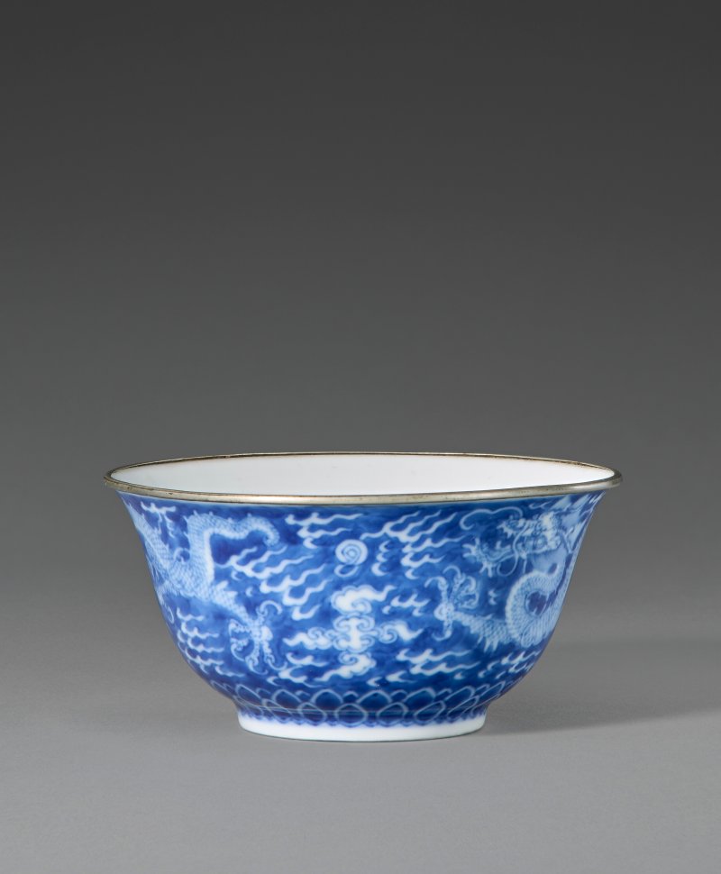 清乾隆 青花留白龍紋盌 六字篆書款  QIANLONG SEAL MARK IN UNDERGLAZE BLUE AND OF THE PERIOD (1736-1795) - 图2