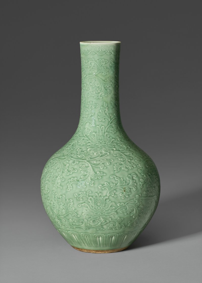 清乾隆 青釉刻纏枝花卉紋長頸瓶  QIANLONG PERIOD (1736-1795)