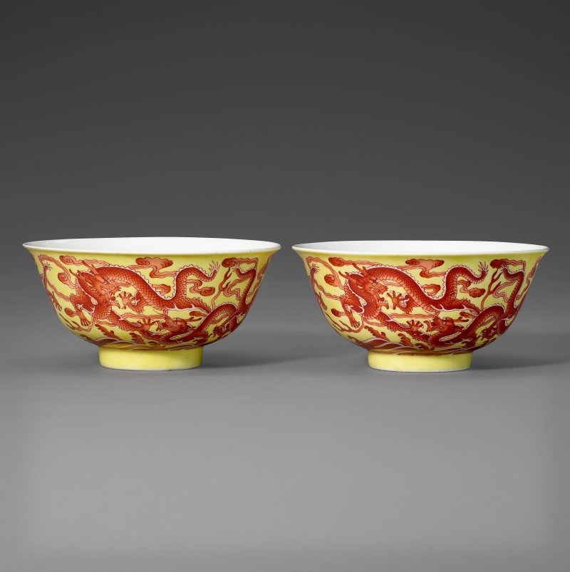 清乾隆 黃地礬紅龍紋盌一對 六字篆书款  QIANLONG SEAL MARKS IN UNDERGLAZE BLUE AND OF THE PERIOD (1736-1795)