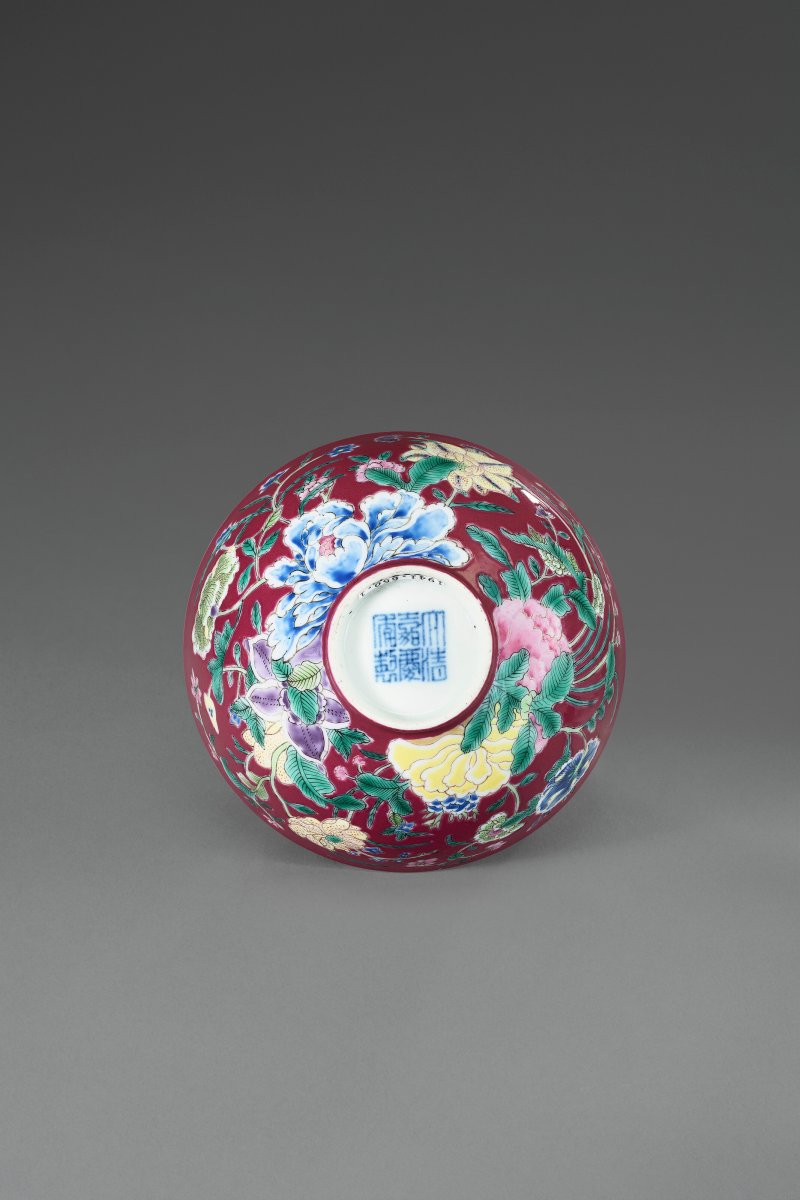 清嘉慶 粉彩胭脂紅地花卉紋小盃 六字篆書款  JIAQING SEAL MARK IN UNDERGLAZE BLUE AND OF THE PERIOD (1796-1820) - 图5