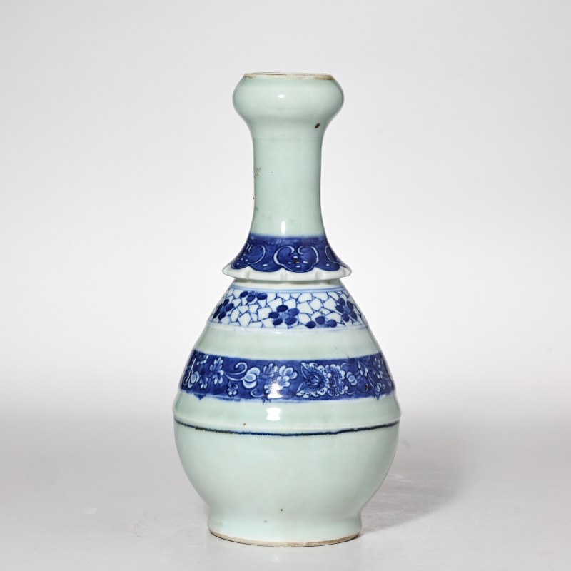 清中期 豆青釉青花花卉纹蒜头瓶 - 图3