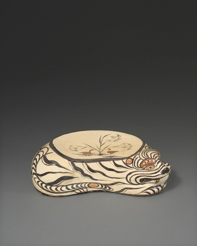 金 磁州窯白地黑花虎形枕  JIN DYNASTY (1115-1234)