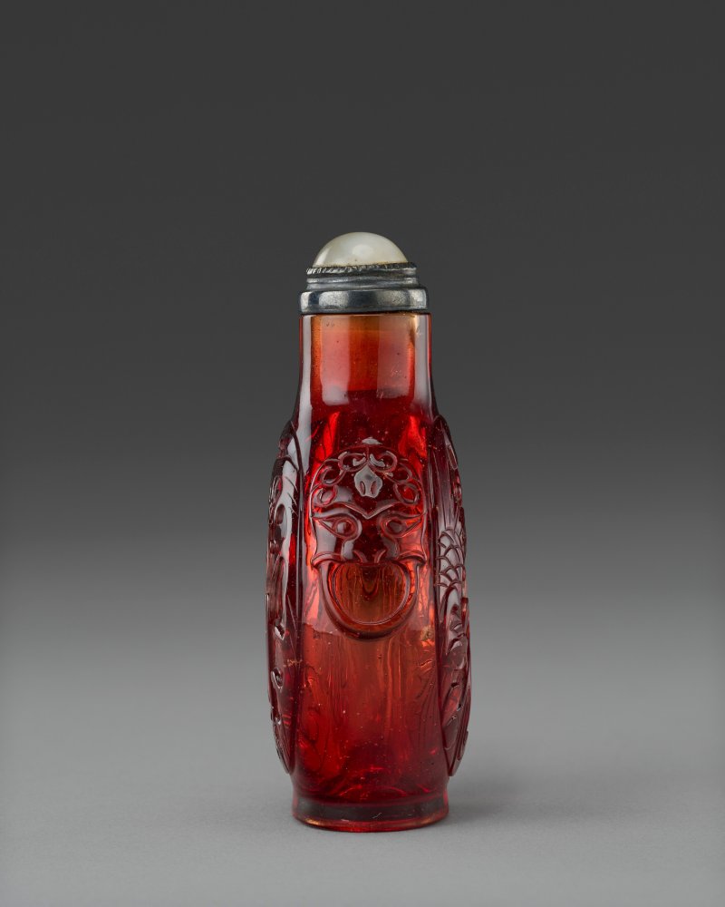 1730-1780年 或為御製 紅玻璃雕鯉躍龍門鼻煙壺  POSSIBLY IMPERIAL, POSSIBLY PALACE WORKSHOPS, BEIJING, 1730-1780 - 图4
