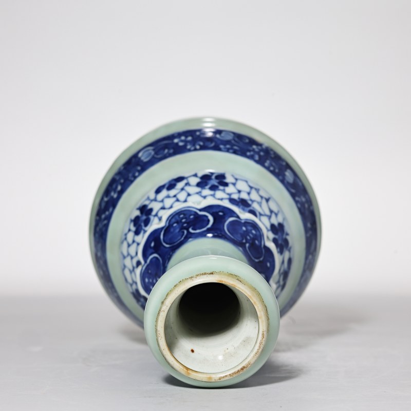 清中期 豆青釉青花花卉纹蒜头瓶 - 图4