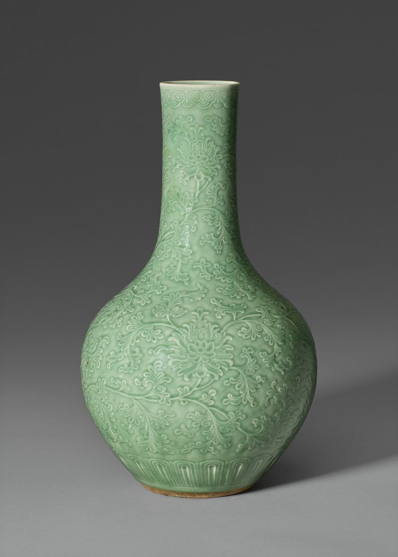 清乾隆 青釉刻纏枝花卉紋長頸瓶  QIANLONG PERIOD (1736-1795) - 图2