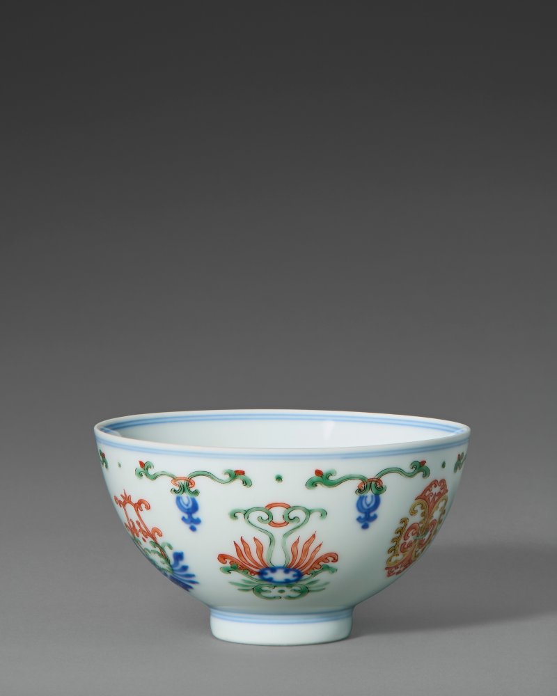 清雍正 鬥彩忍冬紋小盌 雙圈六字楷書款  YONGZHENG SIX-CHARACTER MARK IN UNDERGLAZE BLUE WITHIN A DOUBLE CIRCLE AND OF THE PERIOD (1723-1735)