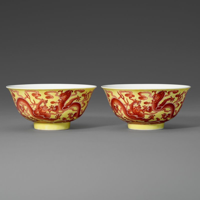 清乾隆 黃地礬紅龍紋盌一對 六字篆书款  QIANLONG SEAL MARKS IN UNDERGLAZE BLUE AND OF THE PERIOD (1736-1795) - 图2
