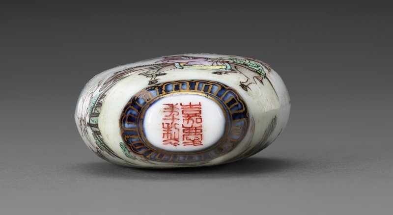 清嘉慶 御製粉彩踏雪尋梅鼻煙壺 四字篆書款  IMPERIAL, JINGDEZHEN KILNS, JIAQING FOUR-CHARACTER SEAL MARK AND OF THE PERIOD (1796-1820) - 图3
