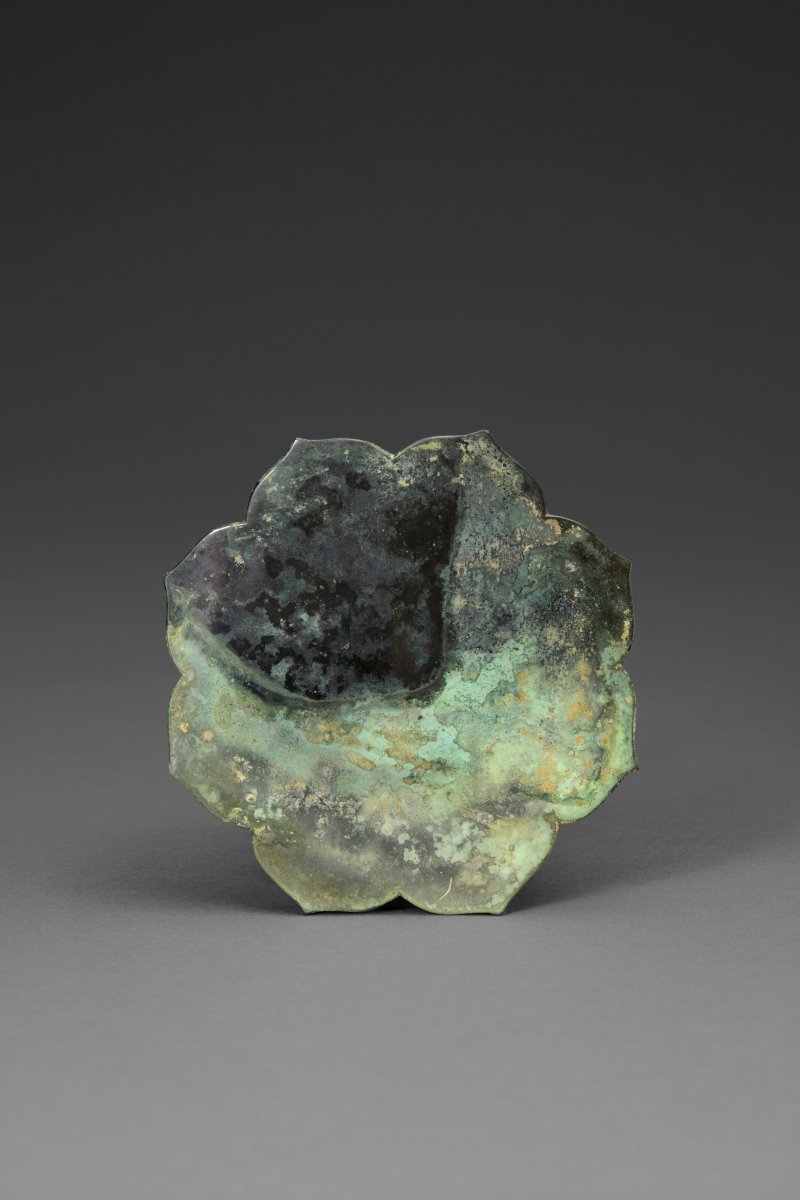 唐 銀背局部鎏金銅纏枝神獸紋菱花鏡  TANG DYNASTY (AD 618-907) - 图2