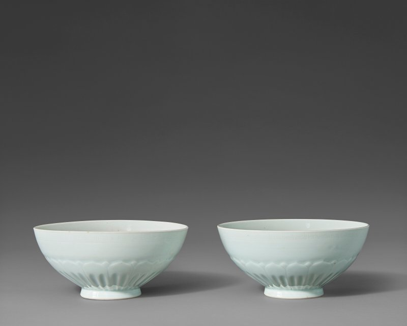 清乾隆 青釉蓮子盌一對 六字篆書款  QIANLONG SEAL MARKS IN UNDERGLAZE BLUE AND OF THE PERIOD (1736-1795)
