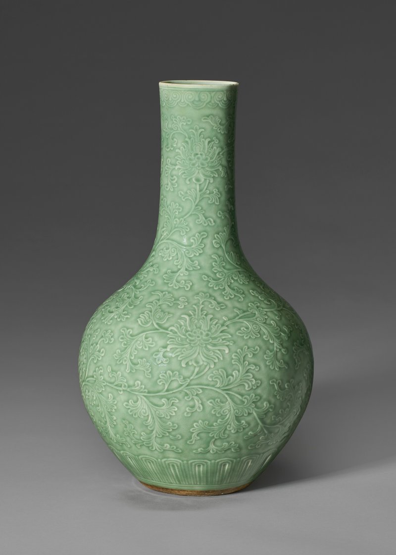 清乾隆 青釉刻纏枝花卉紋長頸瓶  QIANLONG PERIOD (1736-1795) - 图3