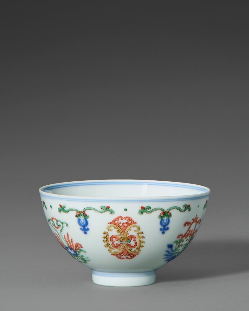 清雍正 鬥彩忍冬紋小盌 雙圈六字楷書款  YONGZHENG SIX-CHARACTER MARK IN UNDERGLAZE BLUE WITHIN A DOUBLE CIRCLE AND OF THE PERIOD (1723-1735) - 图2