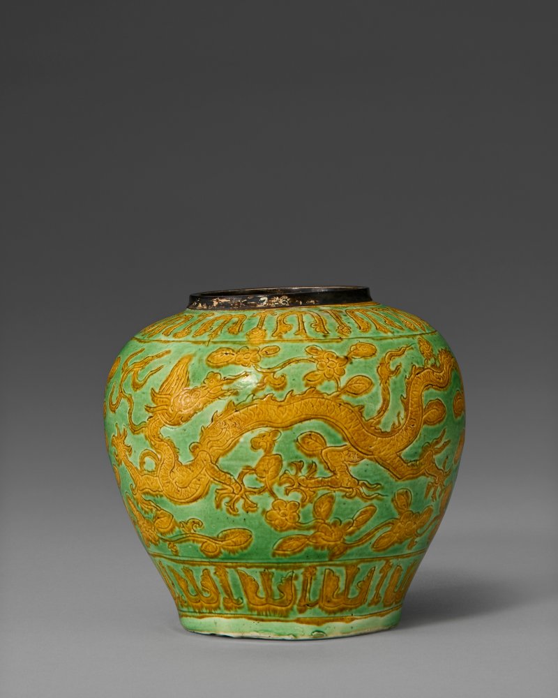 明萬曆 綠地黃彩刻龍鳳呈祥紋罐 雙圈六字楷書款  WANLI SIX-CHARACTER MARK IN UNDERGLAZE BLUE WITHIN A DOUBLE CIRCLE AND OF THE PERIOD (1573-1619) - 图1