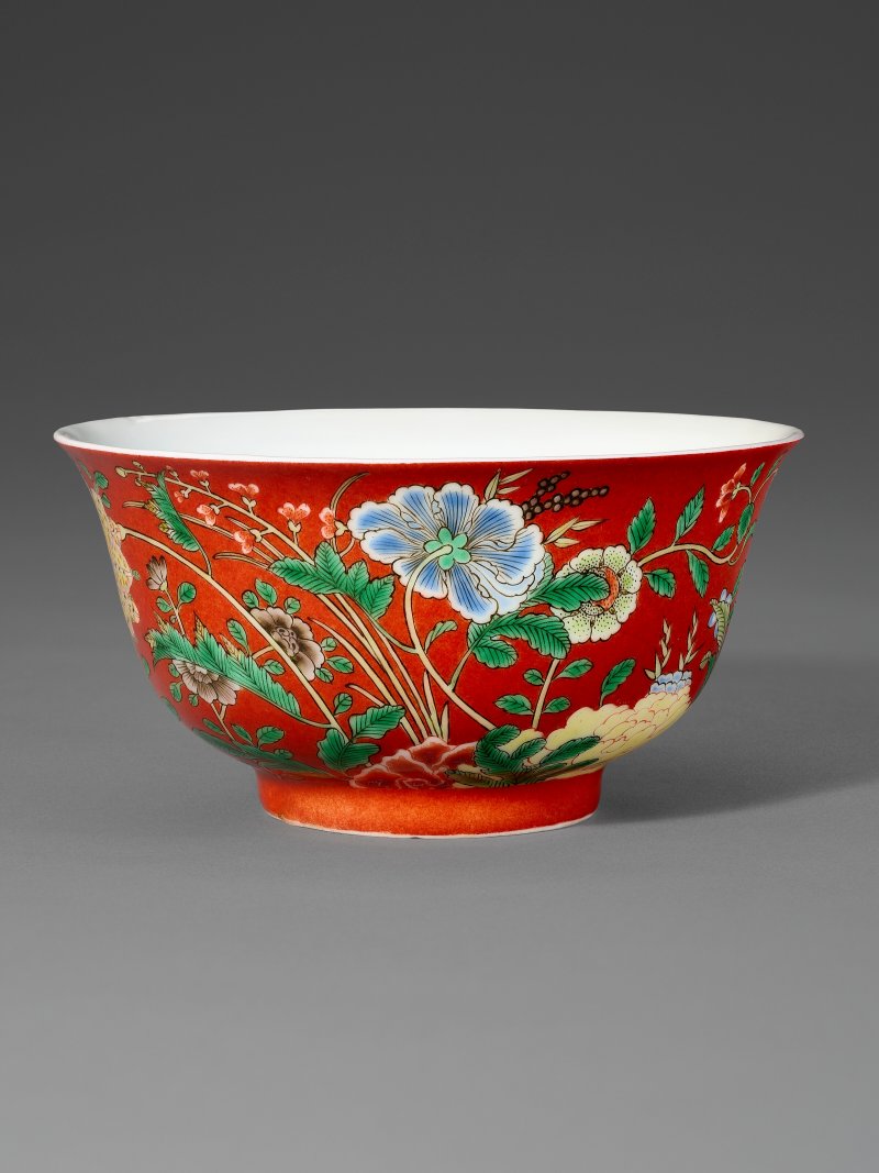 清雍正 珊瑚紅地琺瑯彩花卉紋盌 雙圈六字楷書款  YONGZHENG FOUR-CHARACTER YUZHI MARK IN UNDERGLAZE BLUE WITHIN A DOUBLE SQUARE AND OF THE PERIOD (1723-1735) - 图4