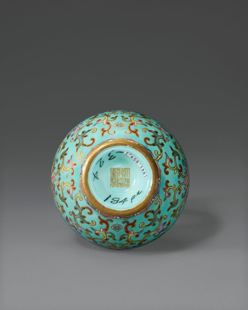 清乾隆 松石綠地粉彩蕃蓮紋小雙耳瓶 描金六字篆書款  QIANLONG SEAL MARK IN GILT AND OF THE PERIOD (1736-1795) - 图4