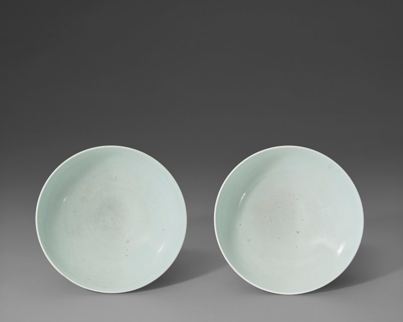 清乾隆 青釉蓮子盌一對 六字篆書款  QIANLONG SEAL MARKS IN UNDERGLAZE BLUE AND OF THE PERIOD (1736-1795) - 图2