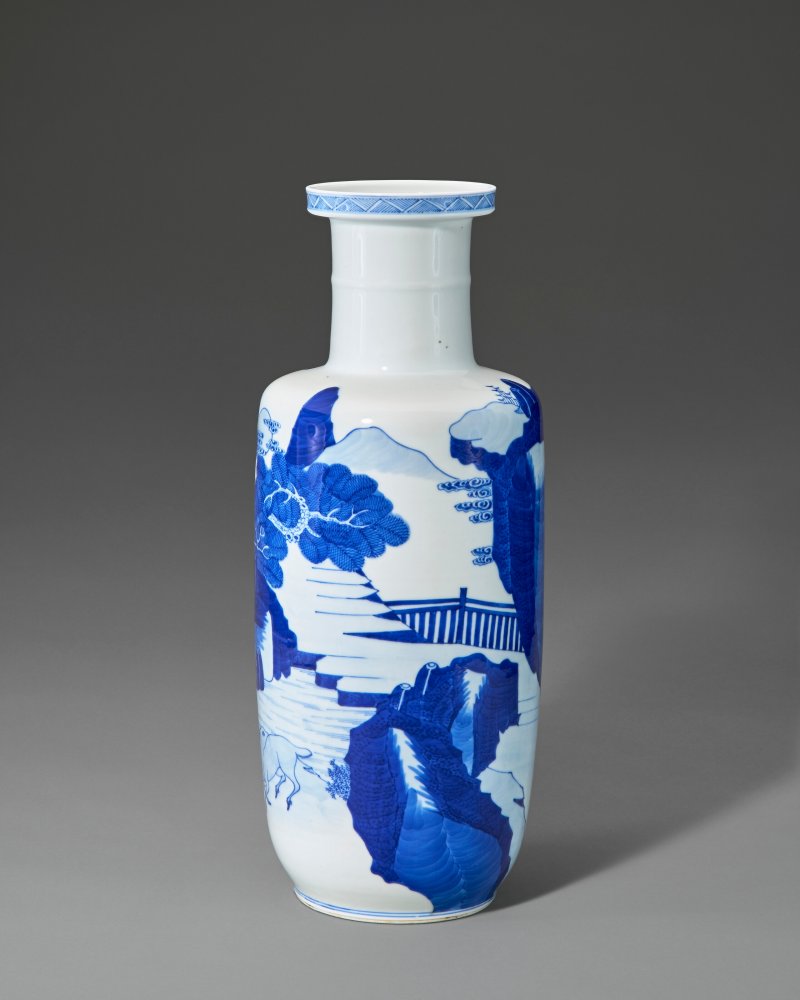 清十八/十九世紀 青花山水瑞獸圖棒槌瓶  18TH-19TH CENTURY - 图2