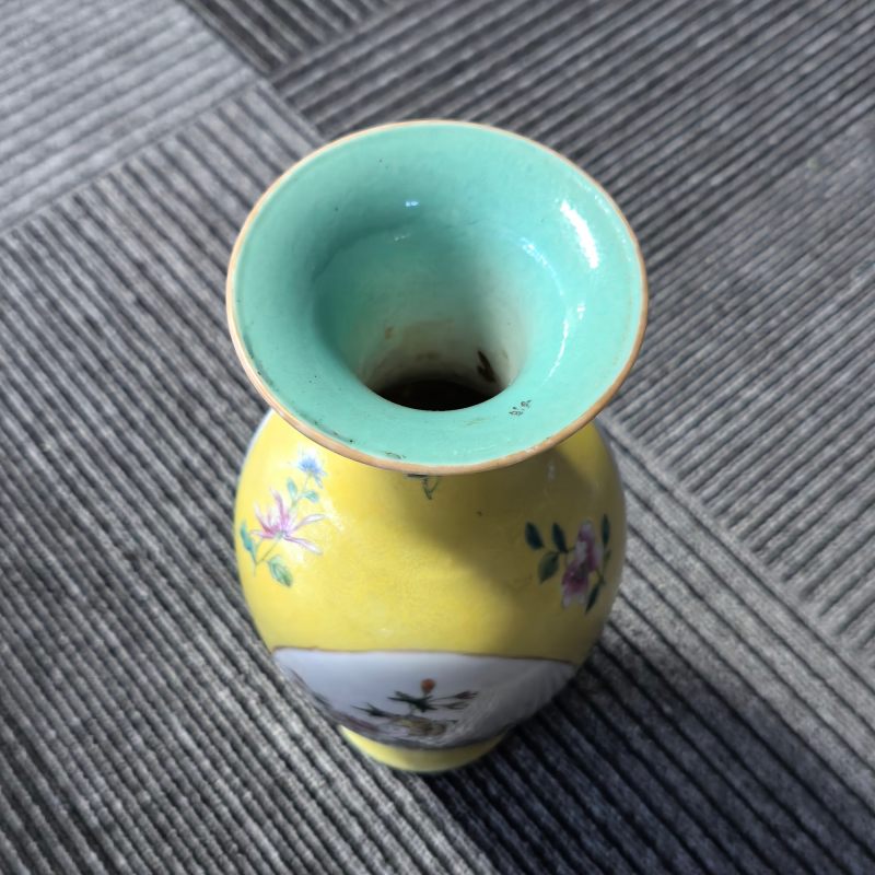 民国 黄地轧道粉彩开窗飞黄腾达瓶 - 图7