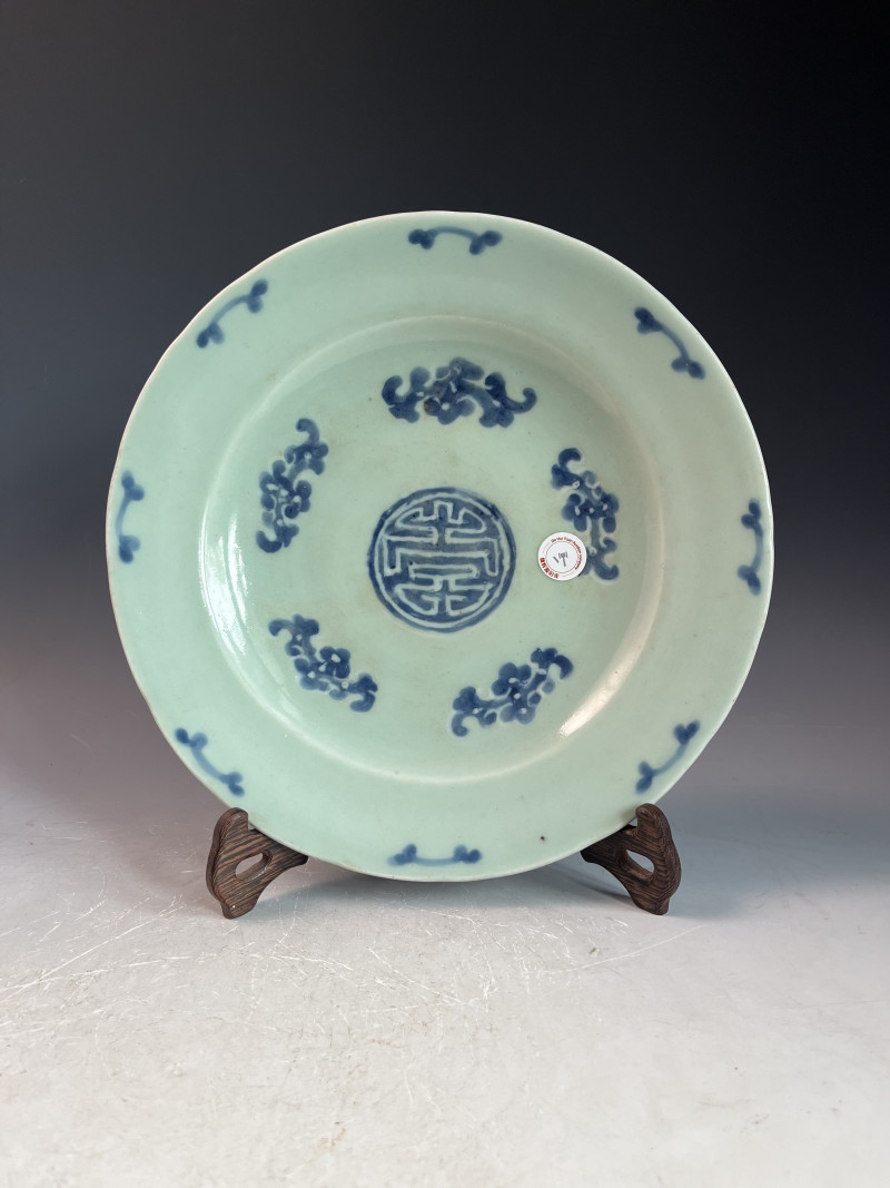 清中期 五福捧寿豆青釉盘 - 图1