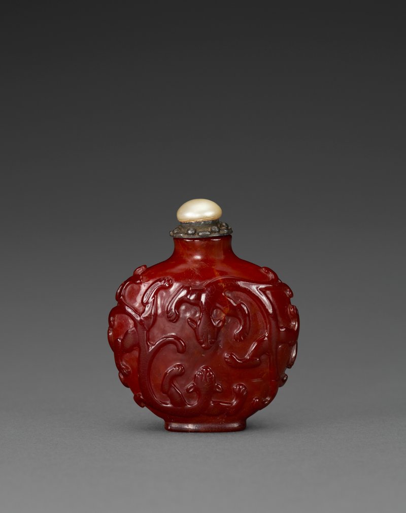 1720-1830年 或為御製 琥珀雕螭龍紋鼻煙壺  POSSIBLY IMPERIAL, POSSIBLY PALACE WORKSHOPS, BEIJING, 1720-1830 - 图1