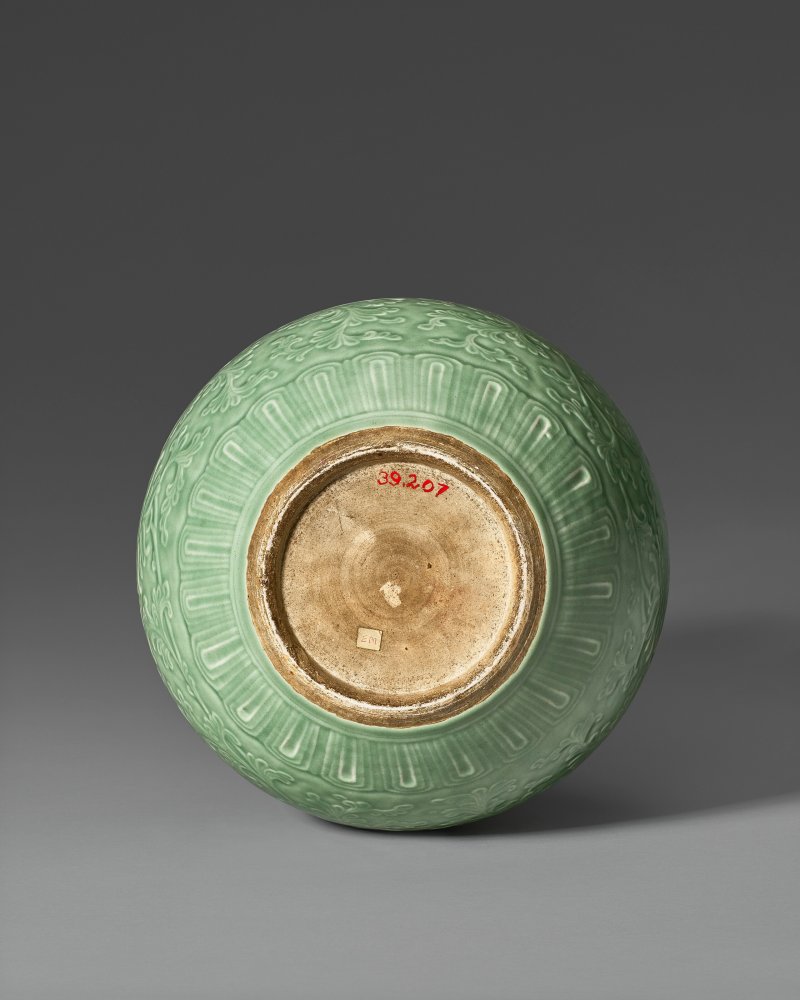清乾隆 青釉刻纏枝花卉紋長頸瓶  QIANLONG PERIOD (1736-1795) - 图4