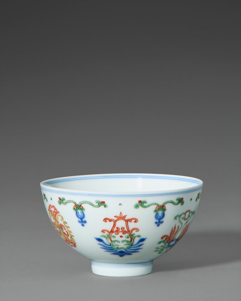 清雍正 鬥彩忍冬紋小盌 雙圈六字楷書款  YONGZHENG SIX-CHARACTER MARK IN UNDERGLAZE BLUE WITHIN A DOUBLE CIRCLE AND OF THE PERIOD (1723-1735) - 图3