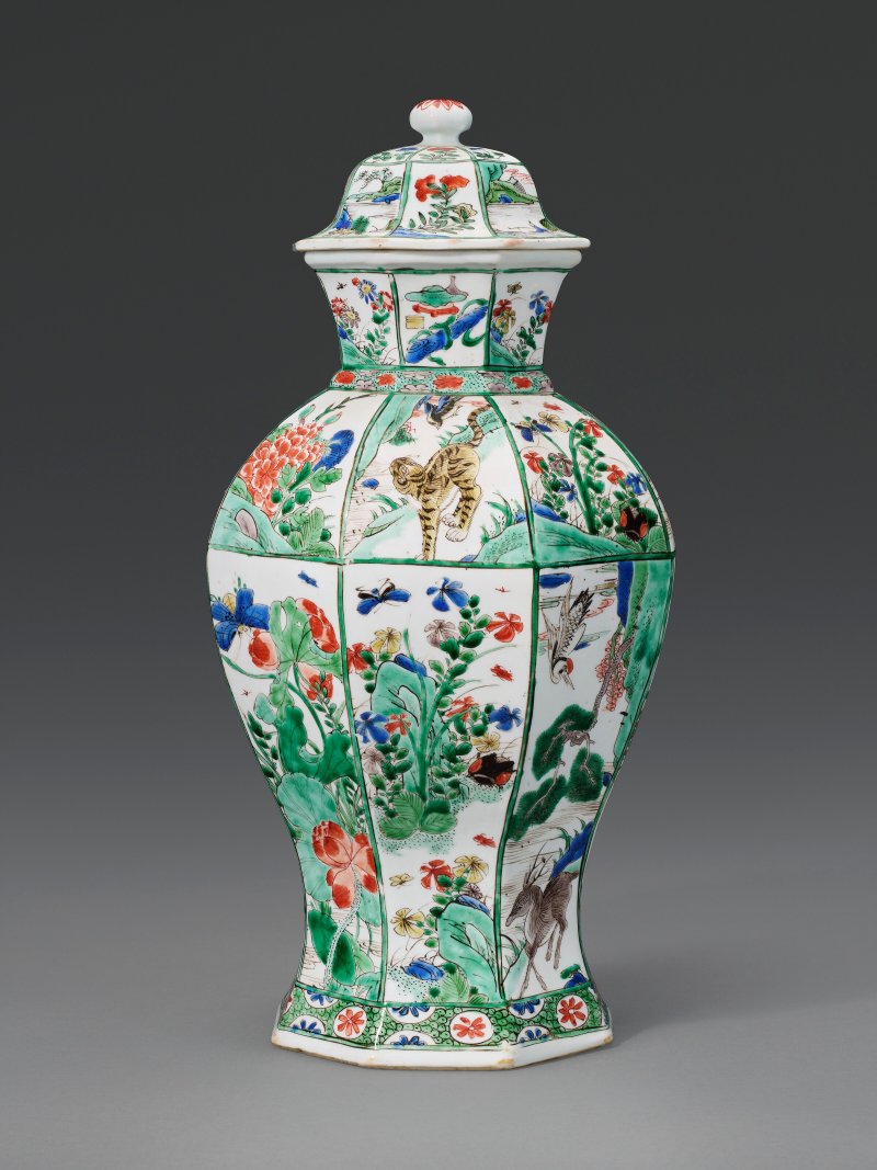 清康熙 五彩花草瑞獸紋八方蓋瓶  KANGXI PERIOD (1662-1722)