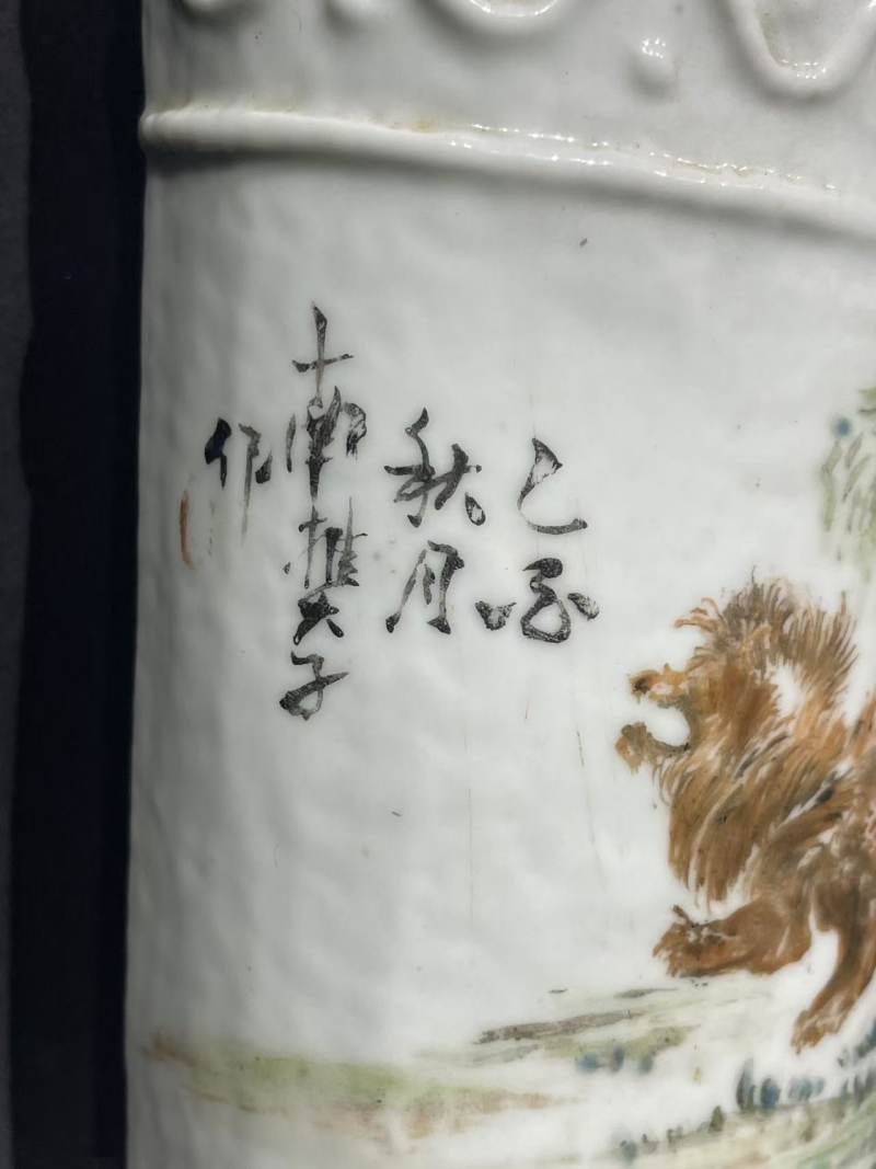 清浅绛彩狮纹壁挂 - 图2