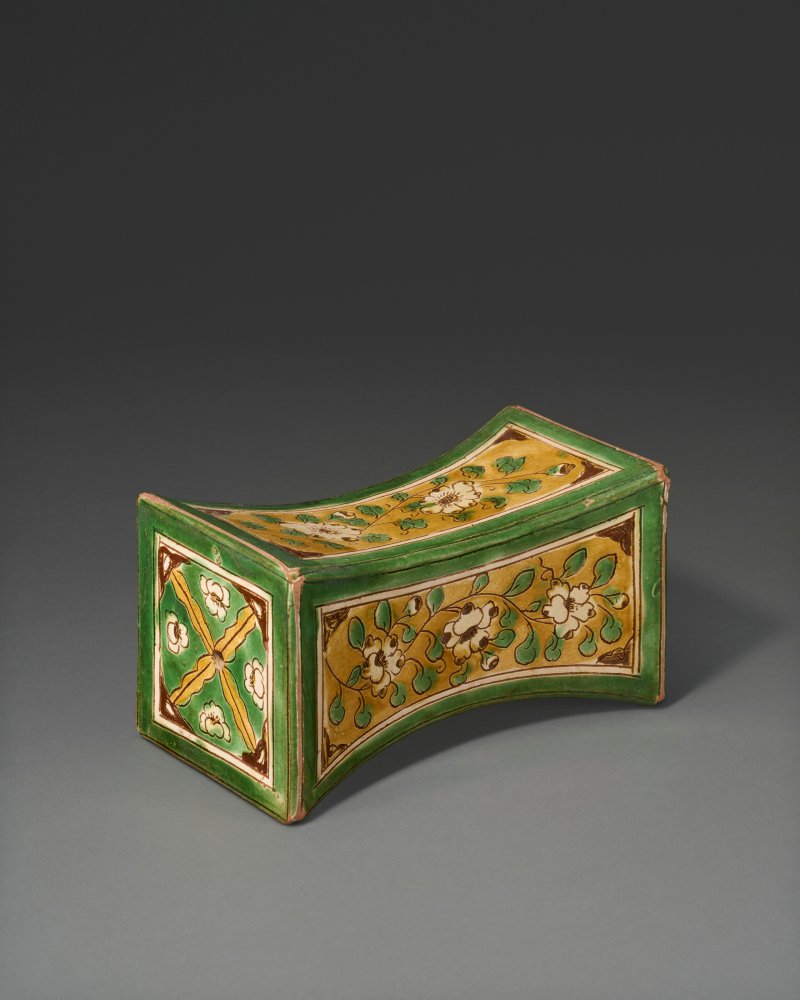 遼/宋 三彩花卉紋銀錠形枕  LIAO-SONG DYNASTY (AD 907-1279)