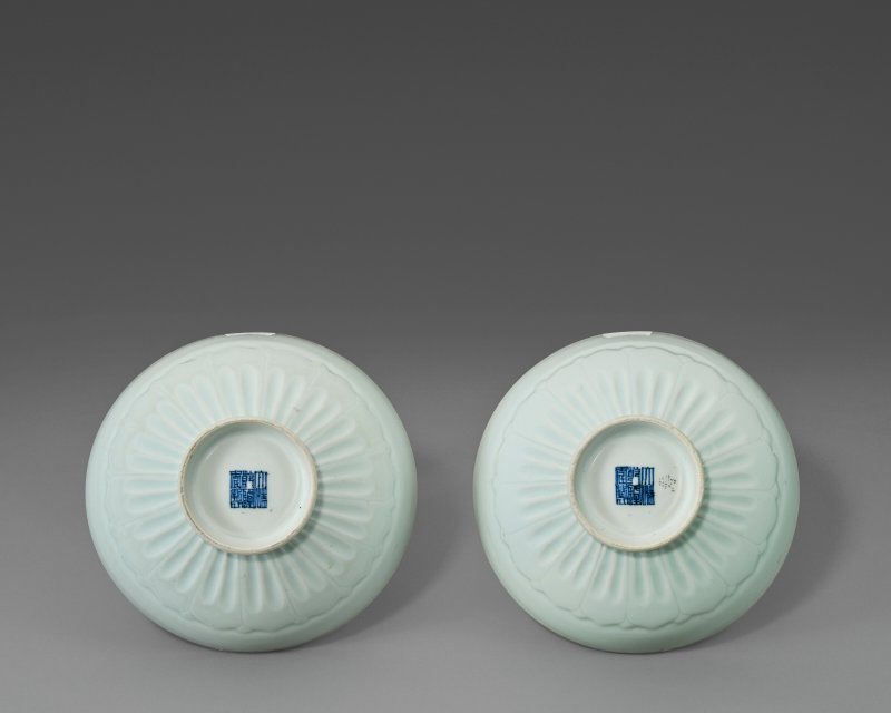 清乾隆 青釉蓮子盌一對 六字篆書款  QIANLONG SEAL MARKS IN UNDERGLAZE BLUE AND OF THE PERIOD (1736-1795) - 图3