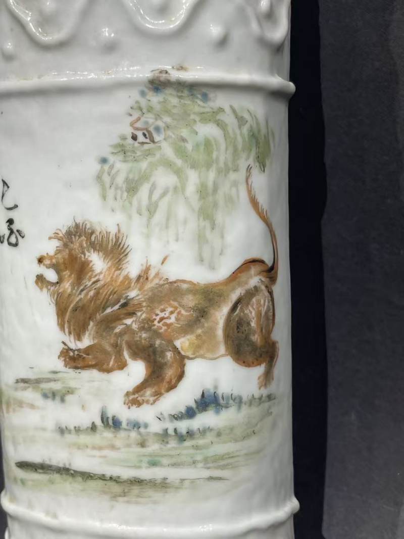 清浅绛彩狮纹壁挂 - 图3