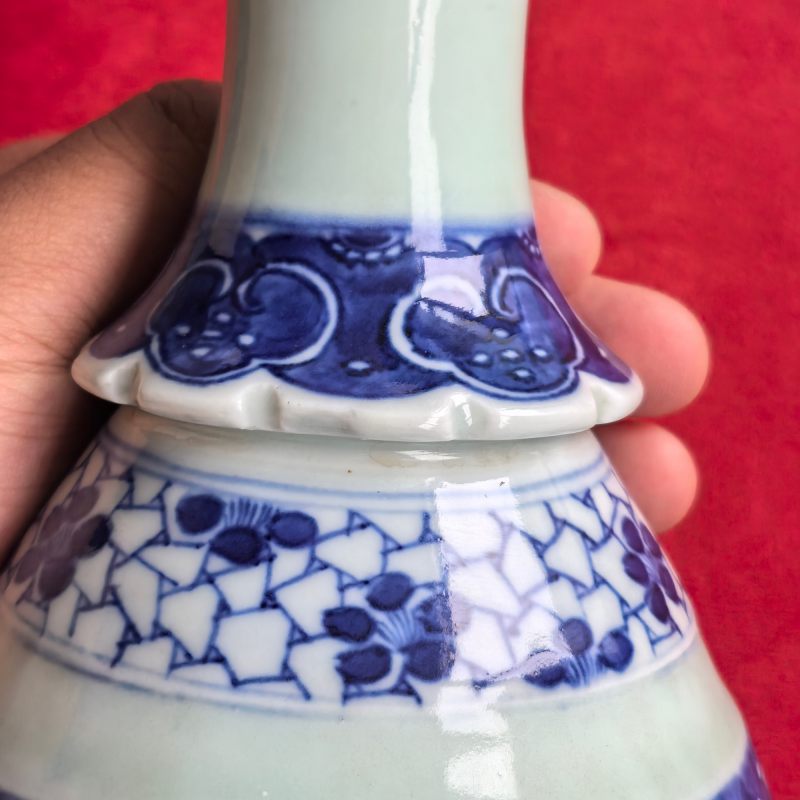 清中期 豆青釉青花花卉纹蒜头瓶 - 图9