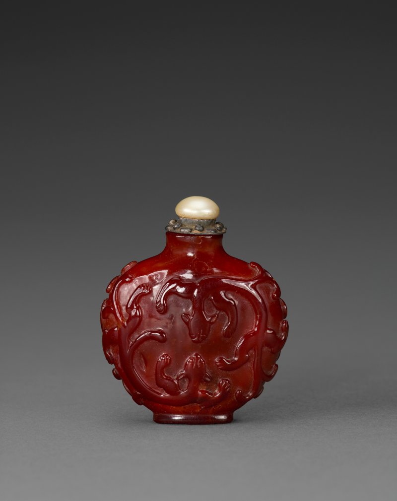 1720-1830年 或為御製 琥珀雕螭龍紋鼻煙壺  POSSIBLY IMPERIAL, POSSIBLY PALACE WORKSHOPS, BEIJING, 1720-1830 - 图2