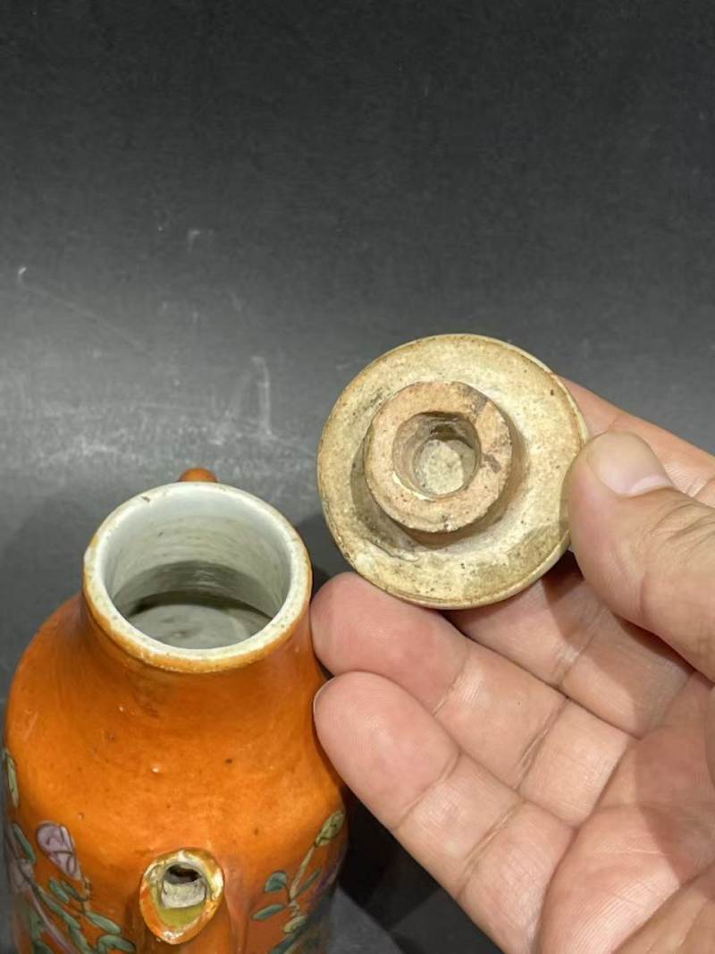 清珊瑚红釉粉彩花卉纹壶 - 图5