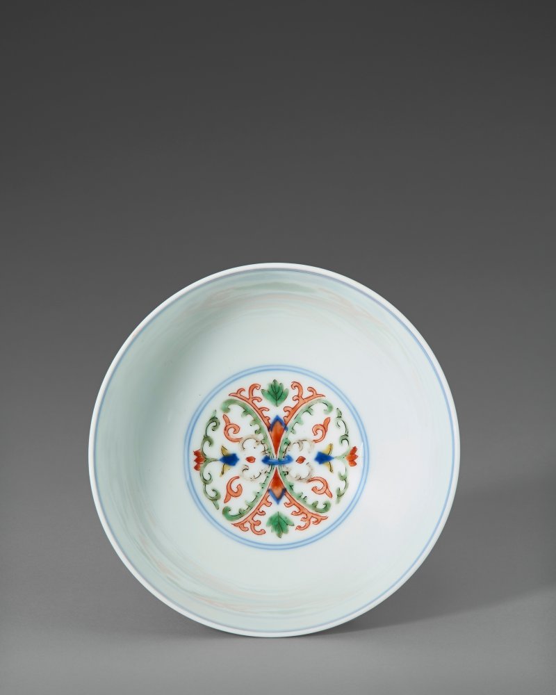 清雍正 鬥彩忍冬紋小盌 雙圈六字楷書款  YONGZHENG SIX-CHARACTER MARK IN UNDERGLAZE BLUE WITHIN A DOUBLE CIRCLE AND OF THE PERIOD (1723-1735) - 图4