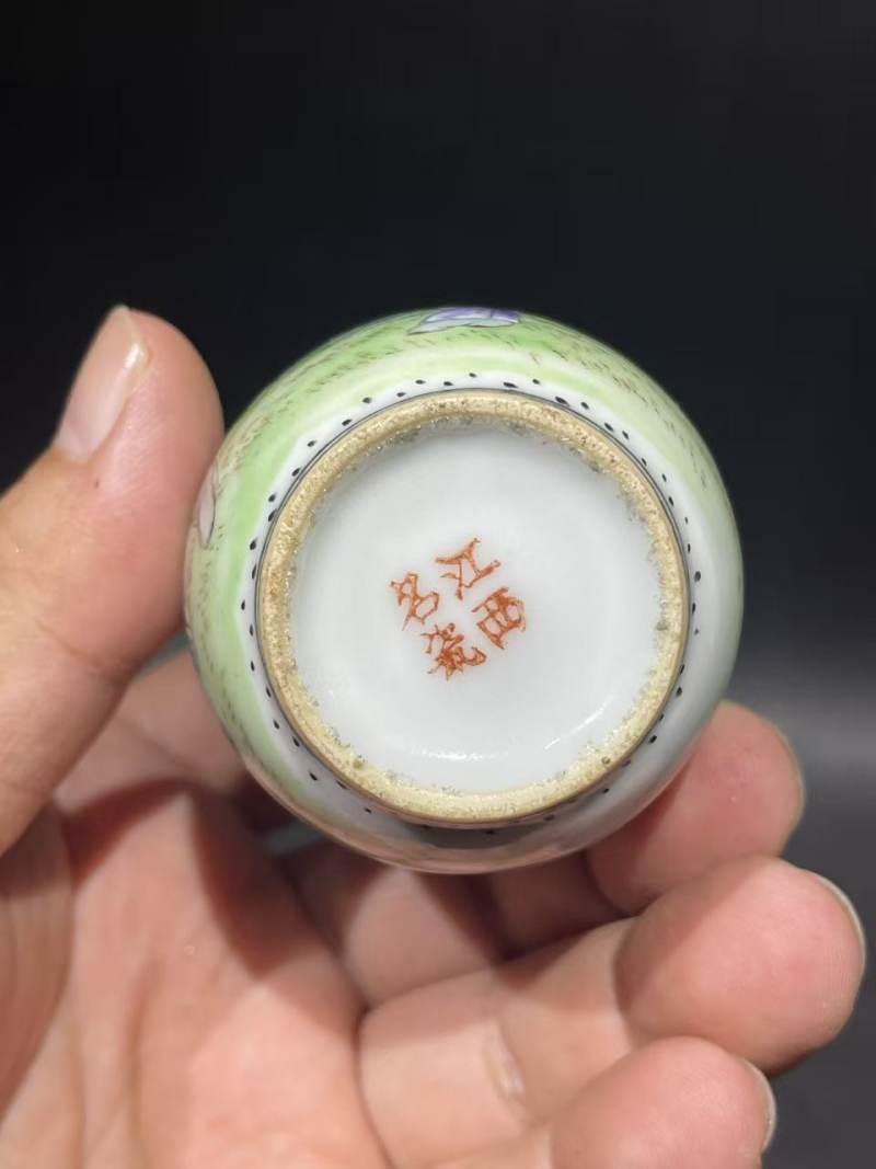 民国粉彩人物纹小瓶 - 图7