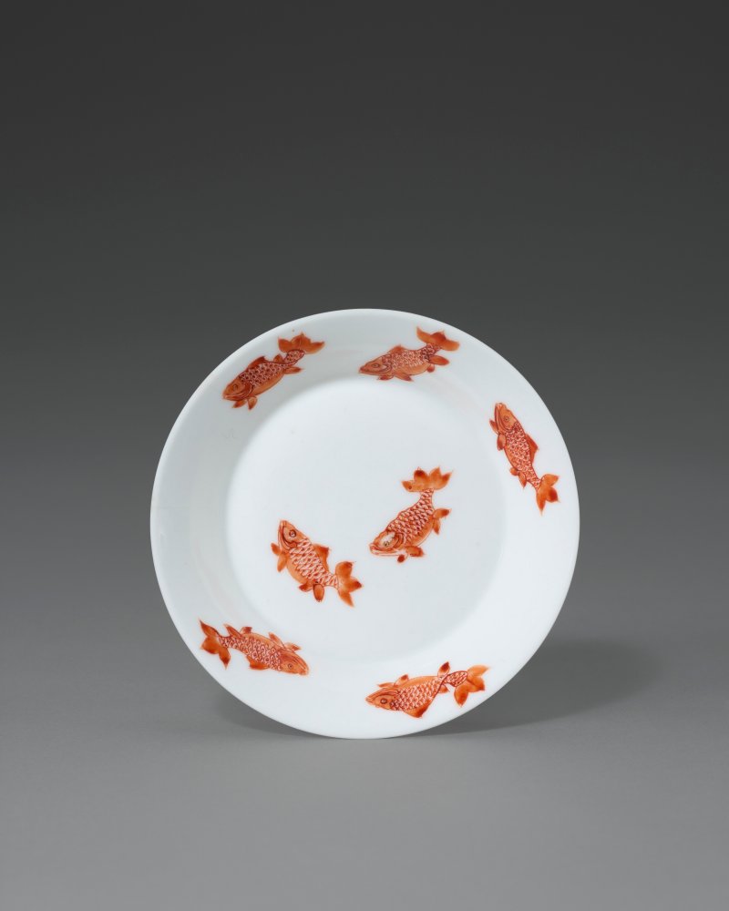 清雍正 礬紅魚紋盤 雙圈六字楷書款  YONGZHENG SIX-CHARACTER MARK IN UNDERGLAZE BLUE WITHIN A DOUBLE CIRCLE AND OF THE PERIOD (1723-1735)