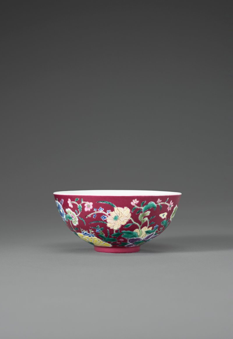 清嘉慶 粉彩胭脂紅地花卉紋小盃 六字篆書款  JIAQING SEAL MARK IN UNDERGLAZE BLUE AND OF THE PERIOD (1796-1820)